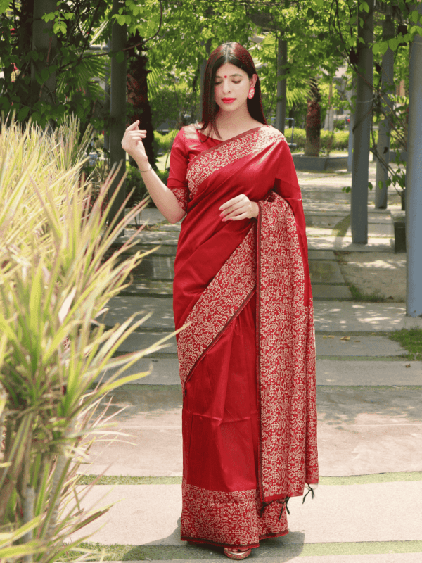 Elegant Banglori handloom raw silk saree with a rich woven pallu, crafted for a luxurious drape, paired with a matching running blouse piece for a refined look.